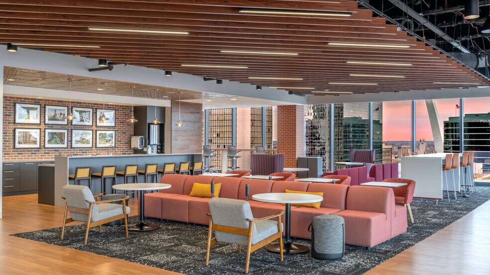 More Photos Of 601 S Clark St, Saint Louis Freestanding For Lease