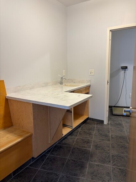 More Photos Of 9 Avonwood Rd, Avon Freestanding For Lease