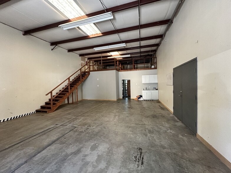 More Photos Of 6020 Parkway North Dr, Cumming Light Distribution For Lease