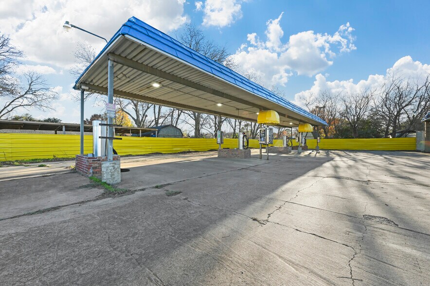 More Photos Of 805 Poindexter Ave, Cleburne Carwash For Sale