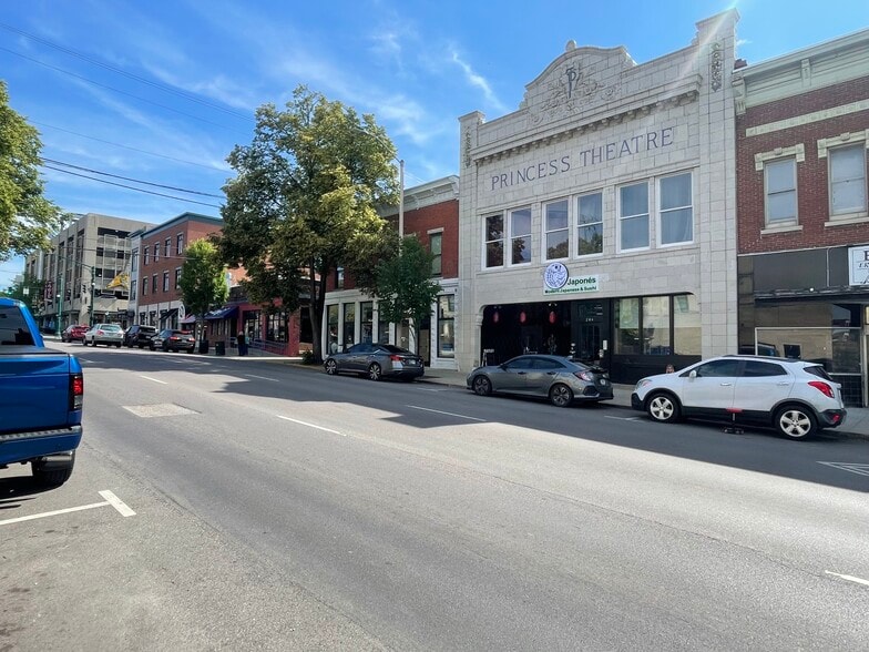 More Photos Of 208 N Walnut St, Bloomington Storefront Retail Office For Lease
