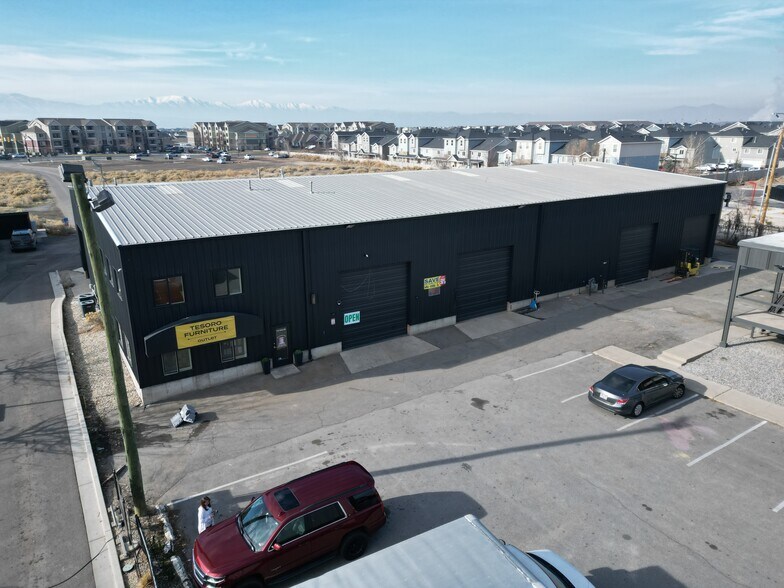 Primary Photo Of 111 N Geneva Rd, Vineyard Industrial For Lease