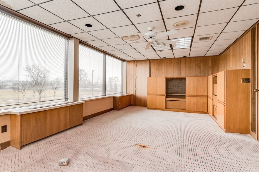 More Photos Of 825 Riverview Dr, Benton Harbor Light Distribution For Sale