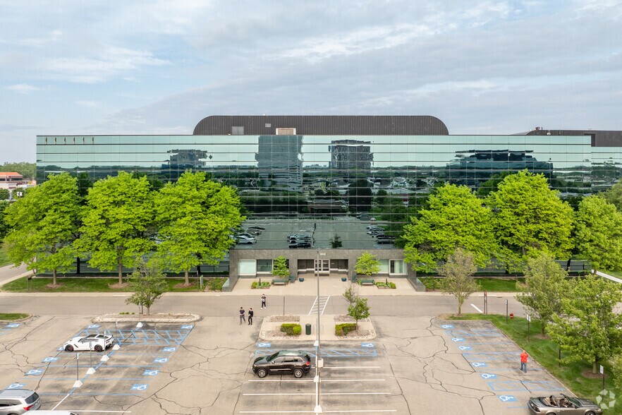 More Photos Of 300 E Big Beaver Rd, Troy Office For Lease
