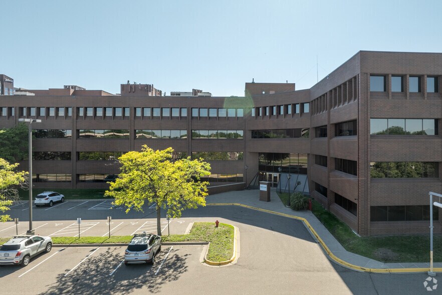 More Photos Of 2001 Killebrew Dr, Bloomington Office For Lease