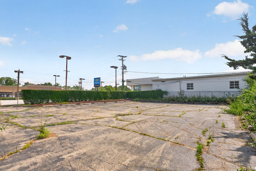 More Photos Of 205 Pinecroft Dr, Roselle Office For Sale