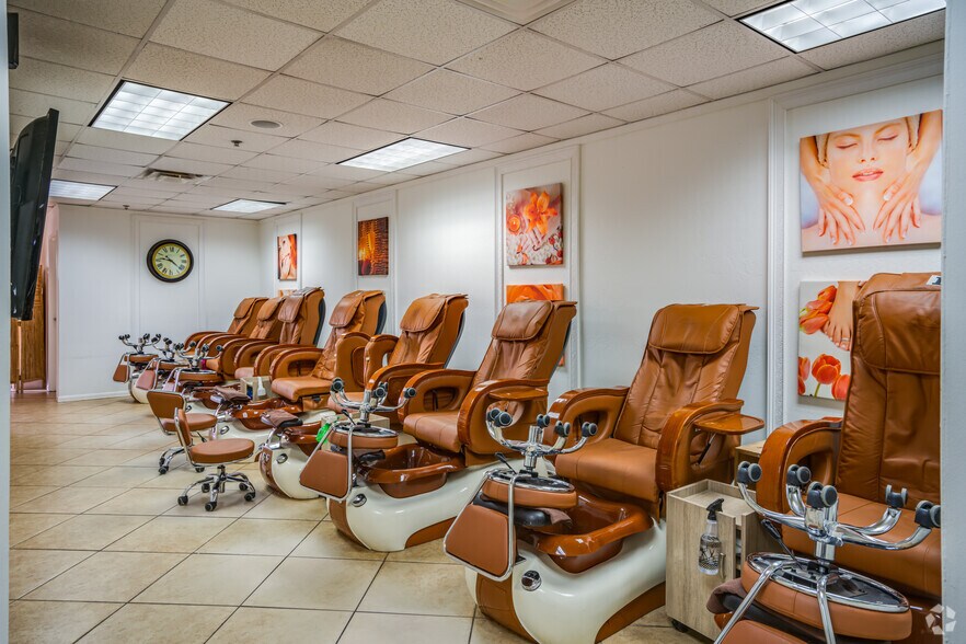 More Photos Of 711 E Carefree Hwy, Phoenix Unknown For Lease