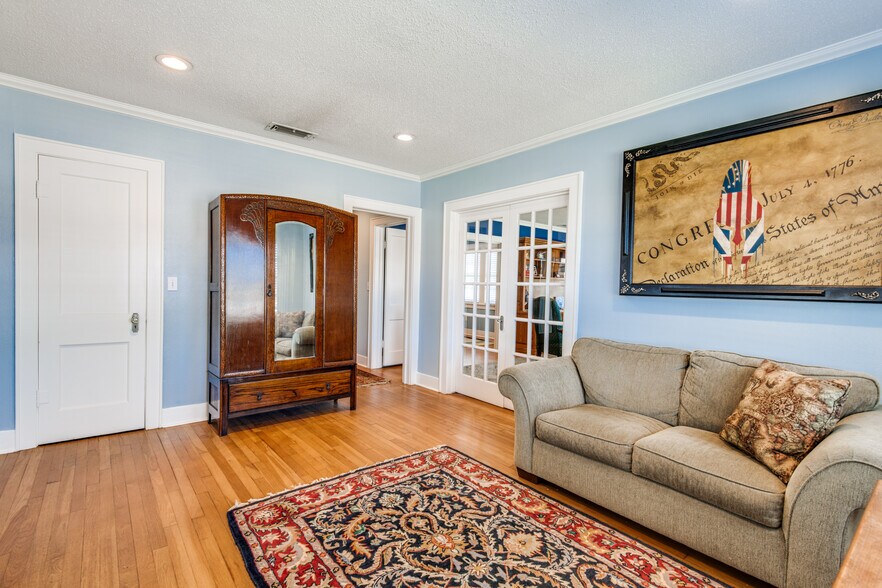 More Photos Of 209 S Main St, Lindale Loft Creative Space For Sale