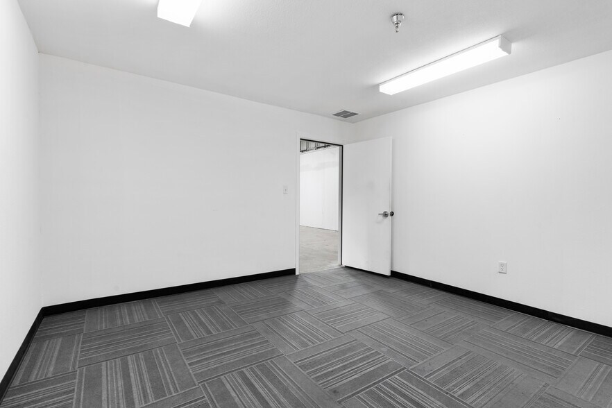 More Photos Of 1511 W Broadway St, Ardmore Auto Dealership For Sale