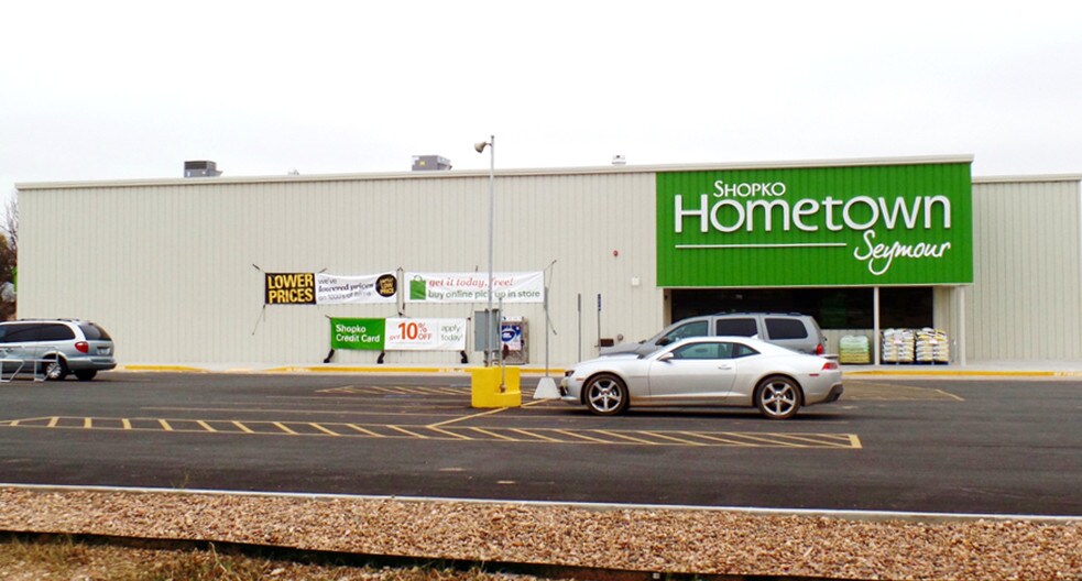 More Photos Of 711 S Main St, Seymour Freestanding For Sale