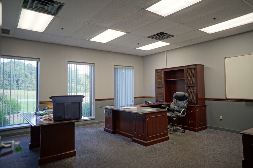 More Photos Of 850 Industrial Rd, Madisonville Manufacturing For Lease