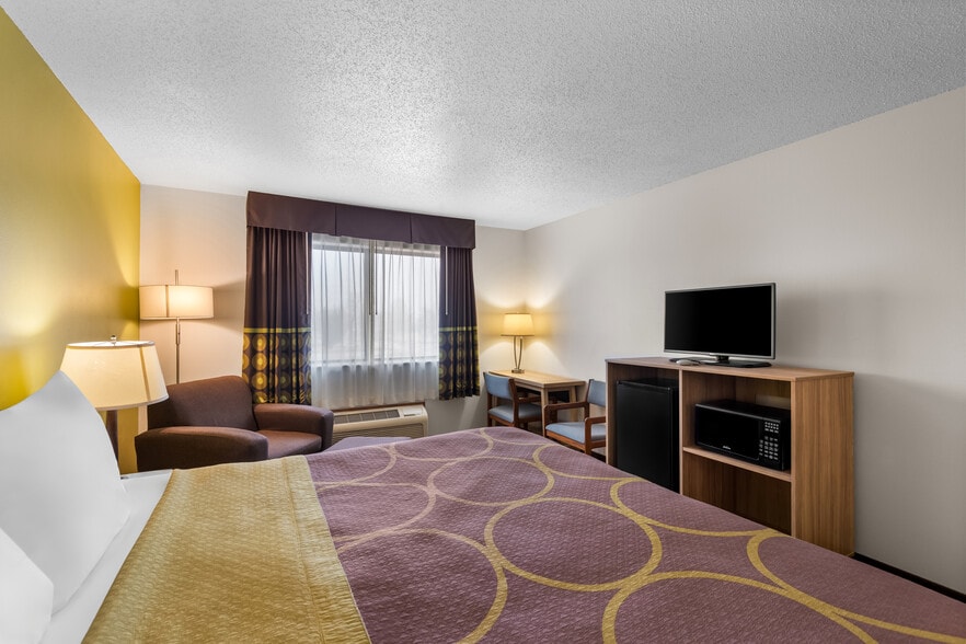 More Photos Of 210 10th St SE, Oelwein Hotel For Sale