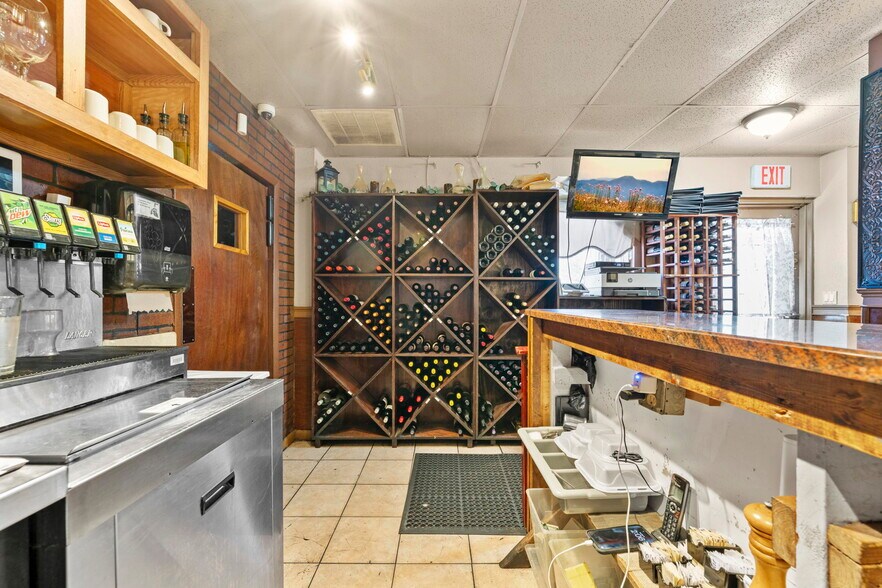 More Photos Of 7390 Shoal Line Blvd, Weeki Wachee Specialty For Sale