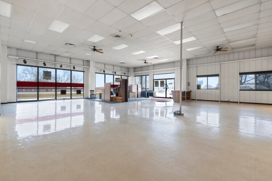 More Photos Of 3050 6th St SW, Cedar Rapids Warehouse For Sale
