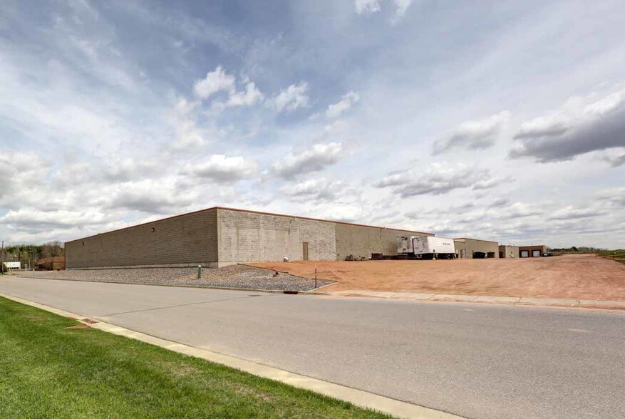 More Photos Of 1011-1013 E Spruce St, Abbotsford Storefront Retail Office For Lease