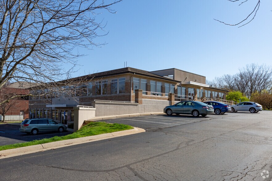 More Photos Of 2305 East Paris Ave SE, Grand Rapids Office For Lease