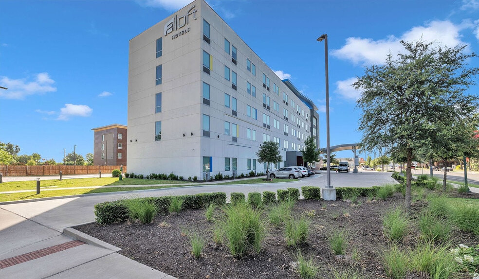 More Photos Of 900 S 11th St, Waco Hotel For Sale