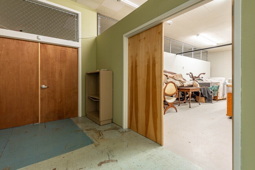 More Photos Of 1430 Willis Dr, Bloomington Warehouse For Sale