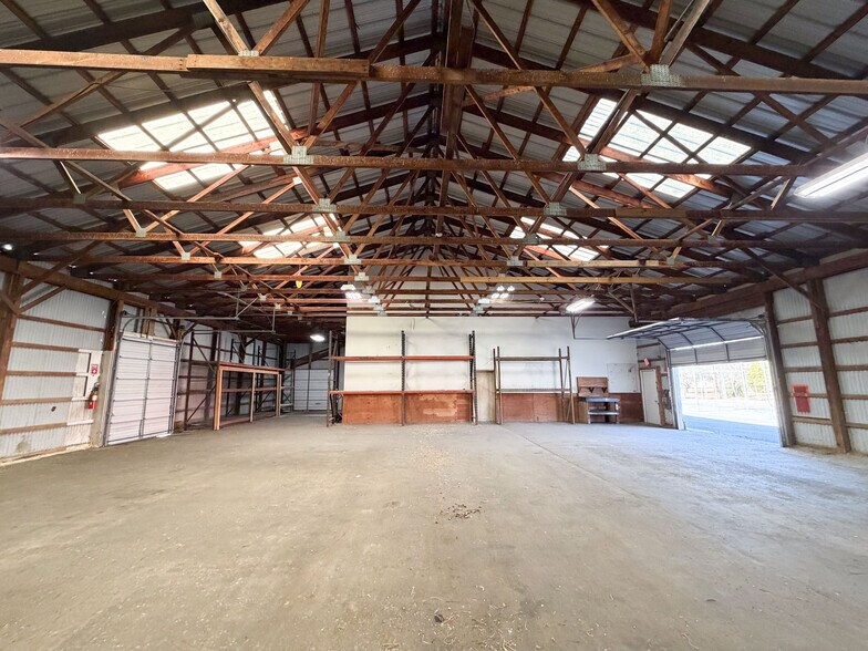 More Photos Of 147 Meriden Rd, Middlefield Garden Center For Lease