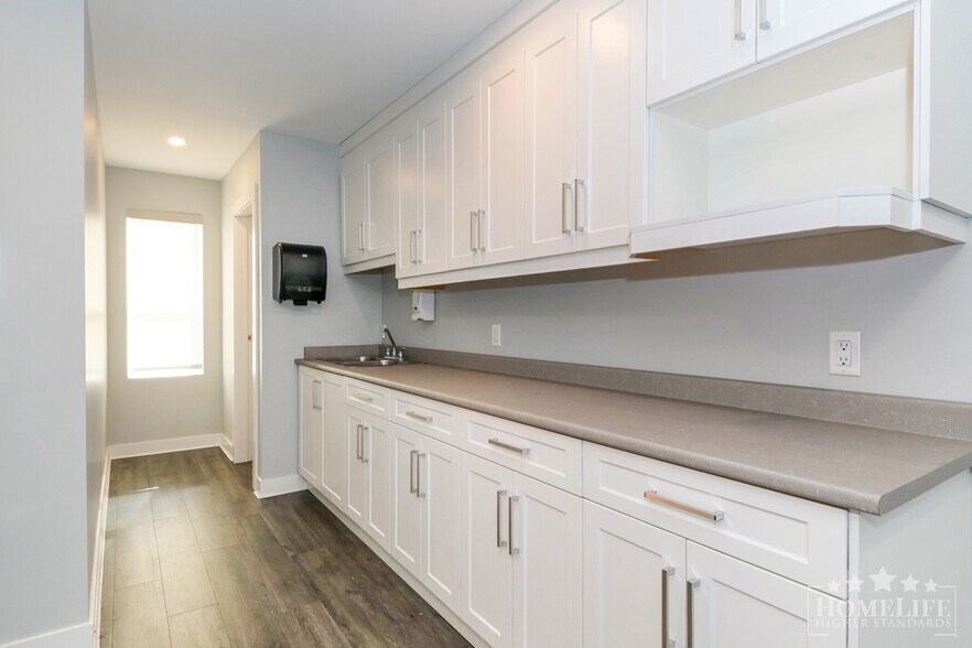 More Photos Of 17535-17537 56 Ave, Surrey Storefront Retail Office For Lease