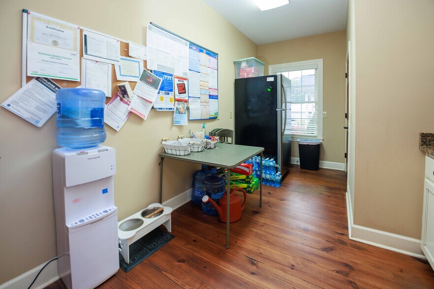 More Photos Of 106 N Alexander Ave, Washington Office For Sale