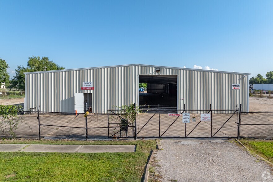 More Photos Of 13523 Conklin Ln, Houston Warehouse For Lease