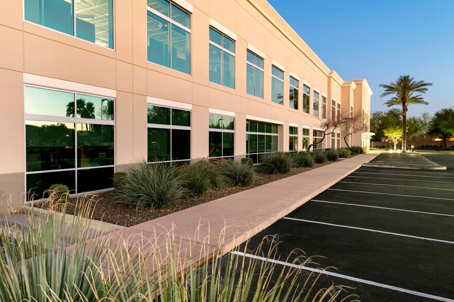 More Photos Of 2600 W Geronimo Pl, Chandler Flex For Lease