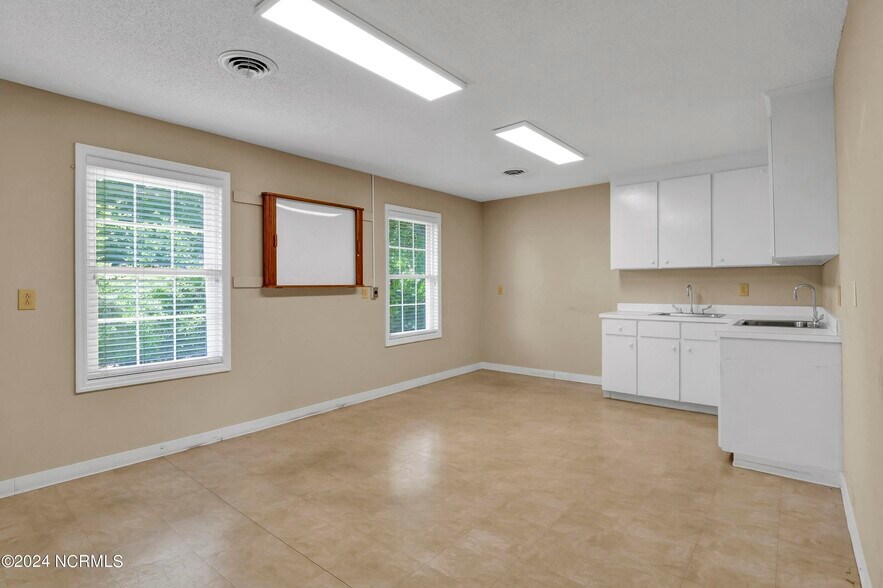 More Photos Of 333 Jefferson St, Whiteville Office For Sale