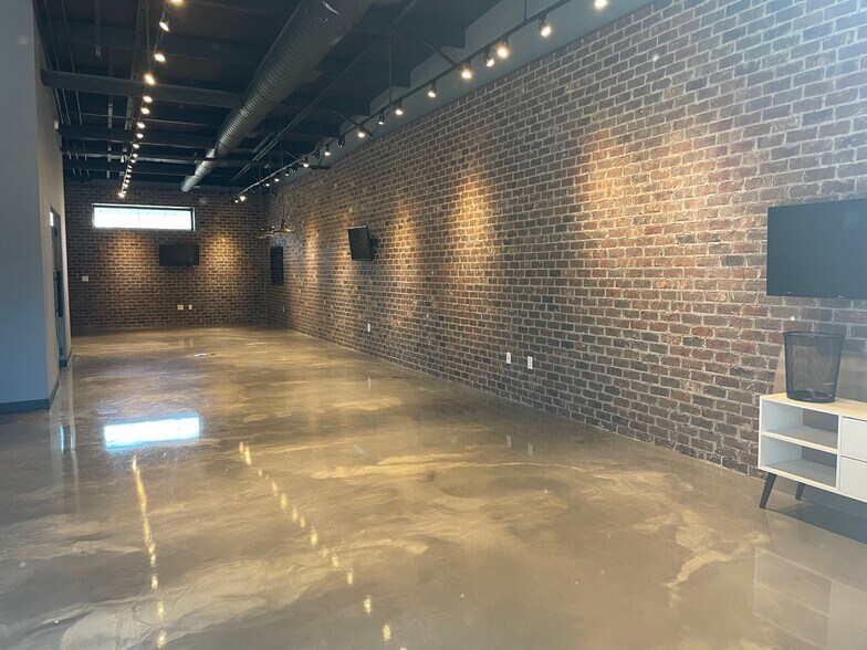 More Photos Of 2231 NW Broad St, Murfreesboro Showroom For Lease