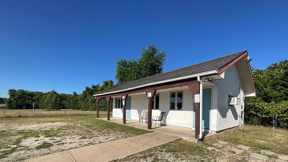 More Photos Of 25300 S State Route D, Cleveland Auto Repair For Lease