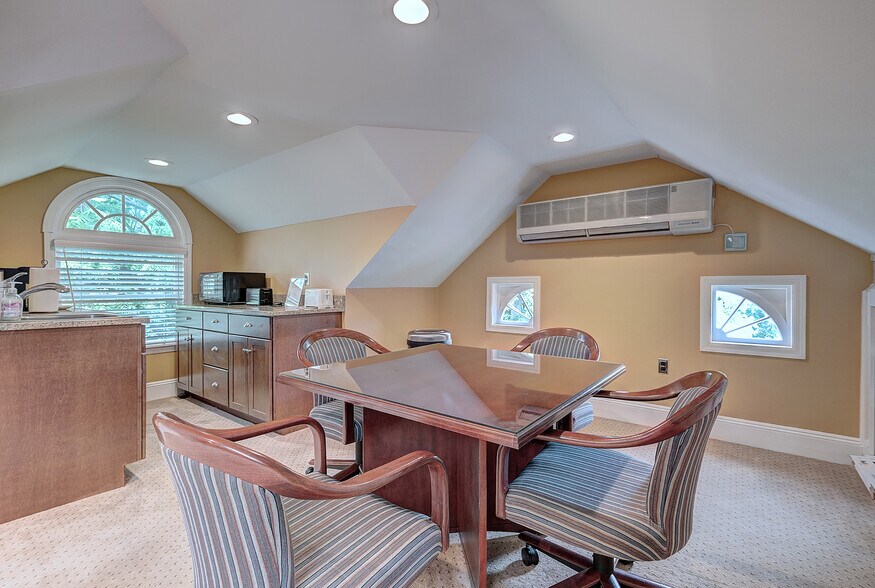 More Photos Of 24 Washington Ave, Chatham Office For Sale