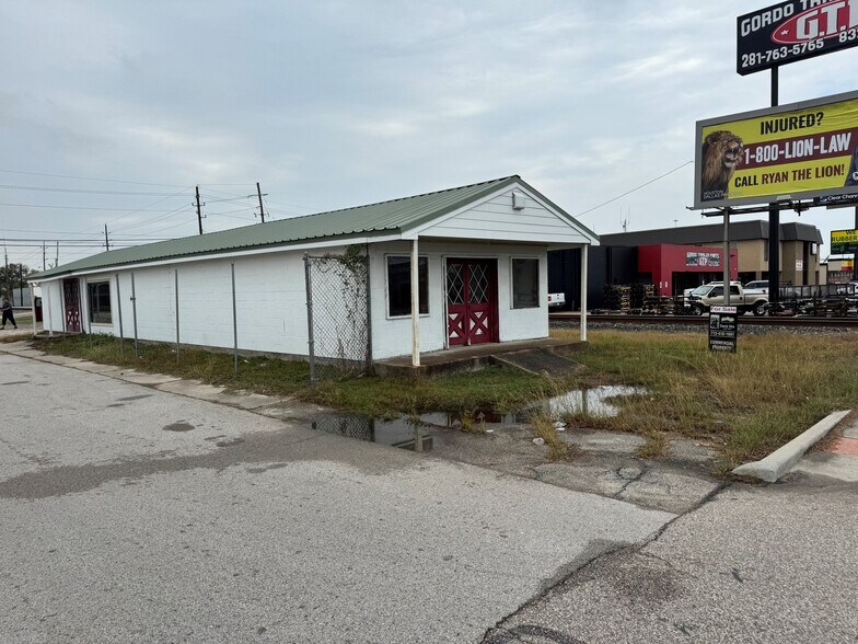 More Photos Of 206 1st St, Humble Freestanding For Sale