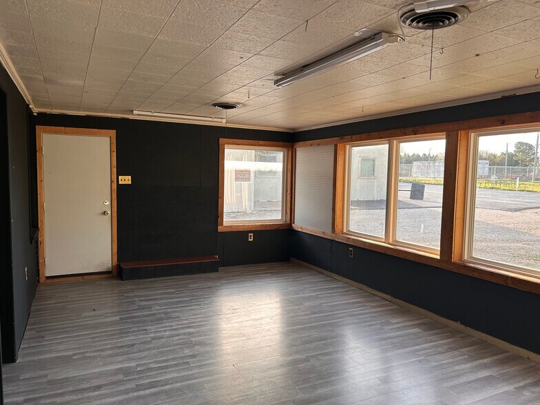 More Photos Of 310 E Washington St, Cuba Flex For Sale