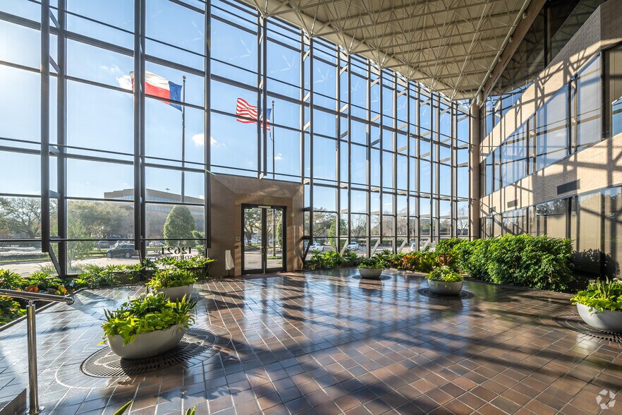 More Photos Of 12621 Featherwood Dr, Houston Office For Lease