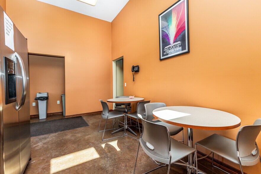 More Photos Of 1055 University Ave, Dubuque Office For Sale