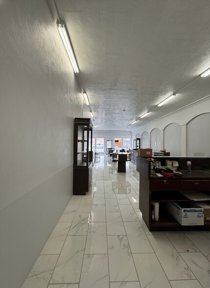 More Photos Of 1221 Overland Ave, Burley Storefront For Sale