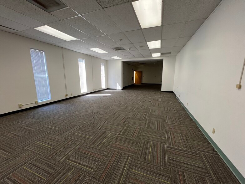 More Photos Of 2305 W Altorfer Rd, Peoria Light Manufacturing For Lease