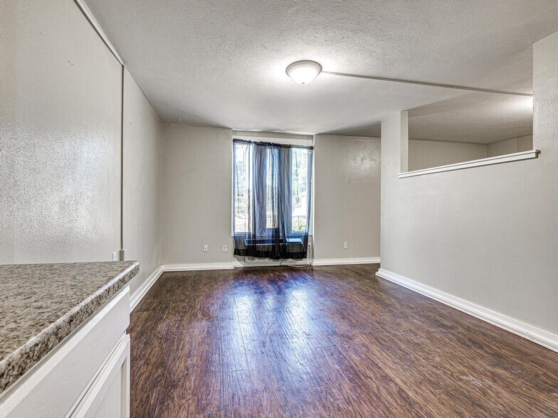 More Photos Of 901 NW 25th St, Oklahoma City Healthcare For Sale