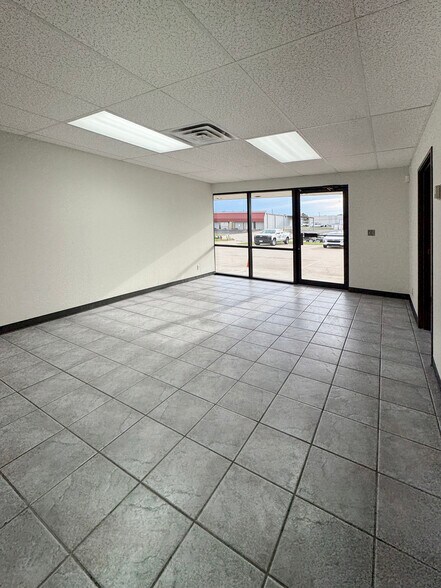 More Photos Of 2005 N Willow Ave, Broken Arrow Service For Lease