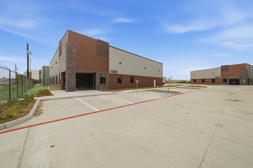 More Photos Of 13600 S Gessner Rd, Missouri City Warehouse For Sale