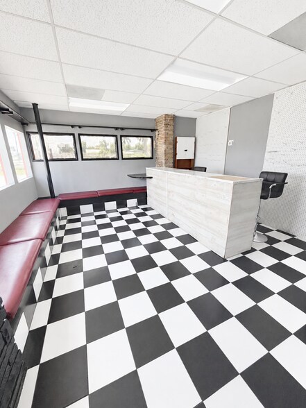 More Photos Of 15217 US 301, Dade City Office For Lease