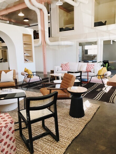 More Photos Of 633-635 W Davis St, Dallas Freestanding For Lease