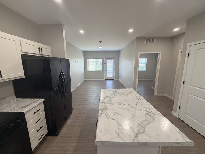 More Photos Of 1833 Curtis Ave, Chariton Apartments For Sale
