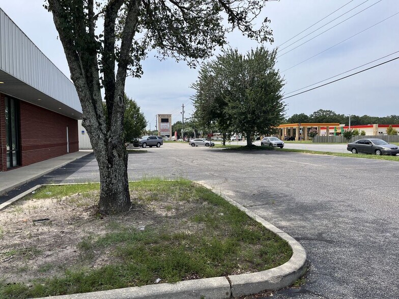 More Photos Of 275 W Airport Blvd, Pensacola Storefront Retail Office For Lease