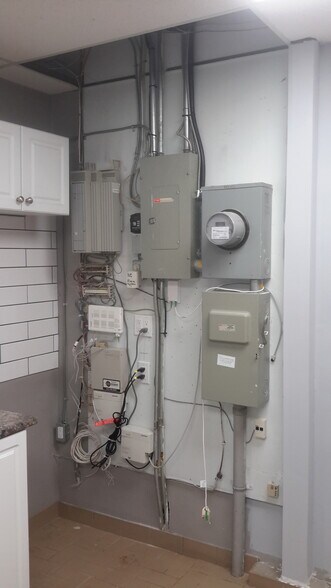 More Photos Of 854 Boyd Ave, Ottawa Warehouse For Lease