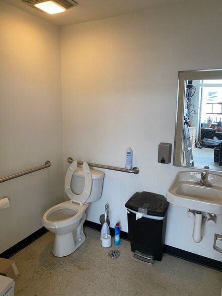 More Photos Of 1101 W Belmont Ave, Chicago Storefront Retail Residential For Lease