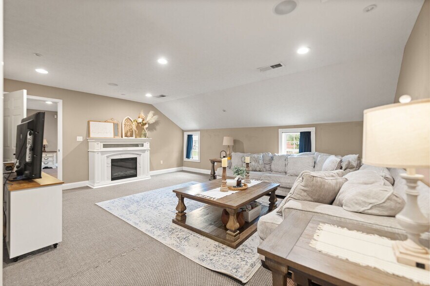 More Photos Of 4418 Main St, Clay City Flex For Sale