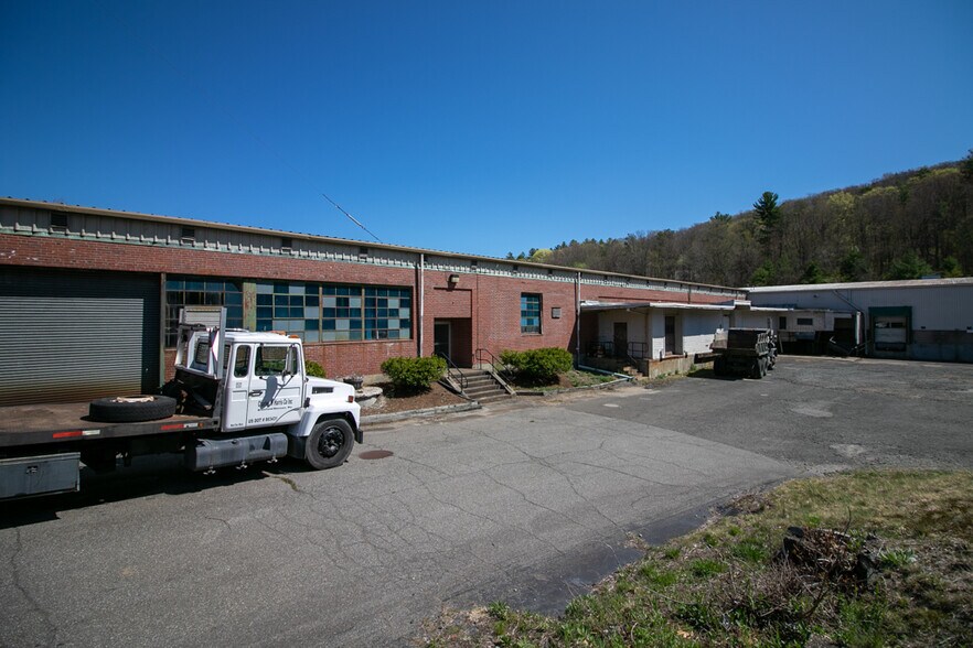 More Photos Of 288 Main St, Monson Warehouse For Lease