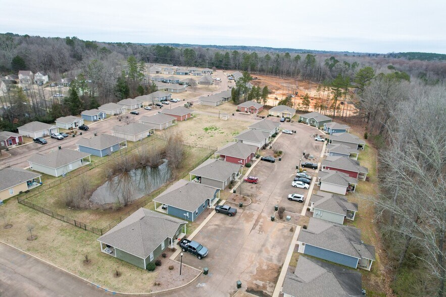 More Photos Of 360-372 Acadia Loop, Oxford Apartments For Sale