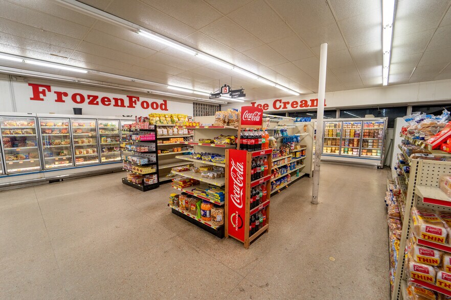 More Photos Of 1302 E Crestwood Dr, Victoria Storefront For Sale